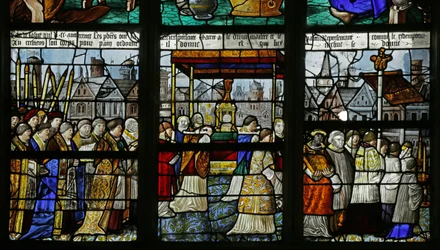Vidriera que representa una procesión del Santísimo Sacramento (detalle)